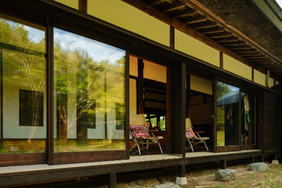 気持ち良いほどぴたりと閉まる木製サッシ